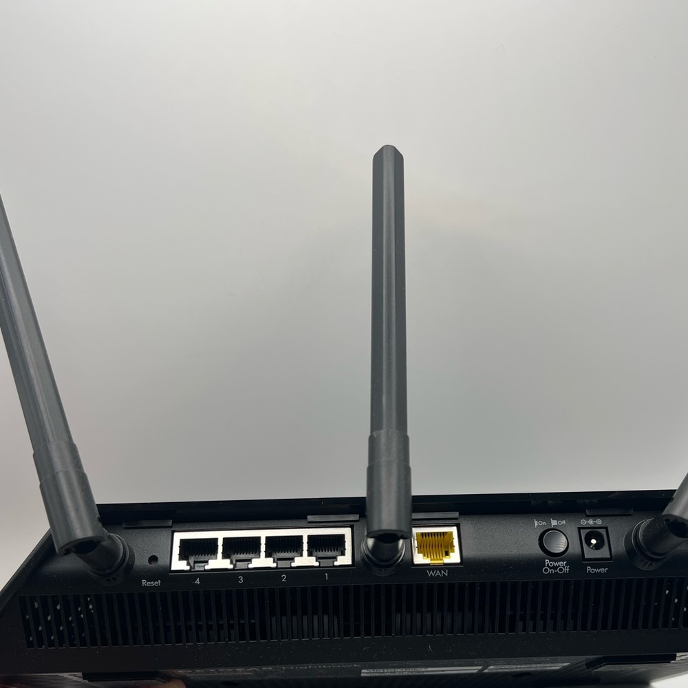 NETGEAR Nighthawk AC1750 Smart WiFi Router for Gaming and Streaming - Picture 4 of 5